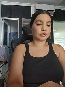 Snapshot of Pretty_Julieta chatting on June 5, 2026, 8:03 pm Pretty Julieta online show from June 5, 2026, 8:03 pm