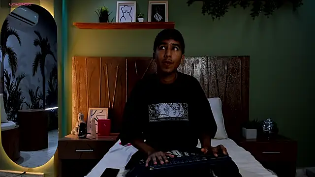 Snapshot of Ender_h0tt chatting on July 3, 2026, 8:59 pm Ender h0tt online show from July 3, 2026, 8:59 pm