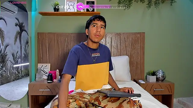 Snapshot of Ender_h0tt chatting on July 8, 2026, 8:31 pm Ender h0tt online show from July 8, 2026, 8:31 pm