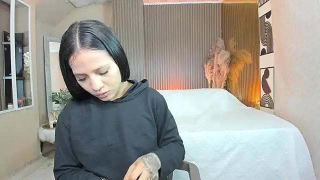 ZaraLuciana online show from April 17, 2026, 11:02 am