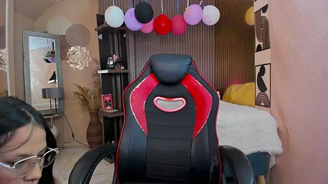 ZaraLuciana online show from April 23, 2026, 12:29 pm