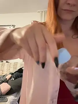 Fiebie licious  online show from April 13, 2026, 4:16 am