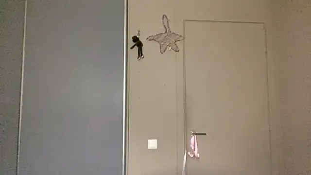 JonnaSzerszen online show from April 19, 2026, 5:25 pm