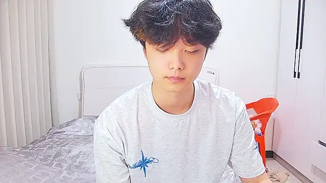 Snapshot of icecream-002 chatting on June 15, 2026, 2:17 pm icecream-002 online show from June 15, 2026, 2:17 pm
