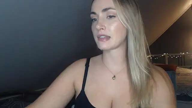 Snapshot of ScarlettSensitive chatting on August 2, 2026, 8:17 pm ScarlettSensitive online show from August 2, 2026, 8:17 pm