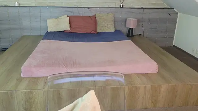 Snapshot of IceBlueBabe chatting on May 7, 2026, 7:17 pm IceBlueBabe online show from May 7, 2026, 7:17 pm