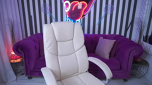 Snapshot of LittleJulii chatting on May 18, 2026, 7:18 pm LittleJulii online show from May 18, 2026, 7:18 pm