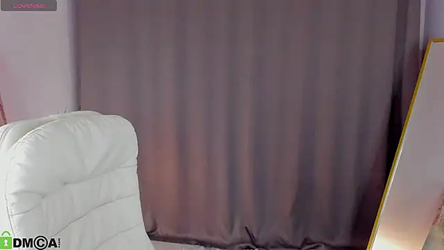 LeticiaRomano online show from April 15, 2026, 4:07 am