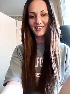 Snapshot of LunaCrystall chatting on May 6, 2026, 4:11 pm LunaCrystall online show from May 6, 2026, 4:11 pm