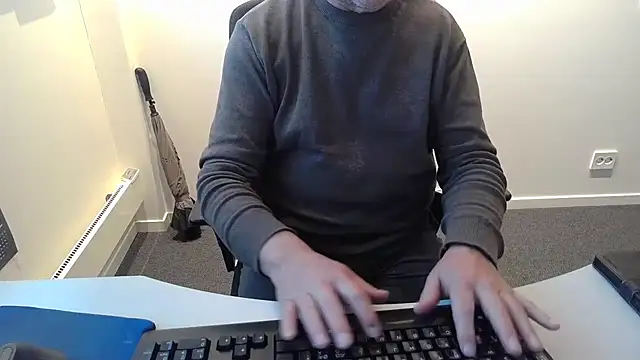 Snapshot of Buggemann chatting on April 28, 2026, 3:55 am Buggemann online show from April 28, 2026, 3:55 am