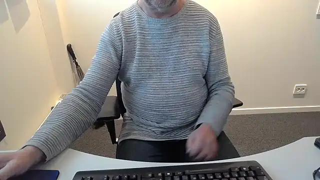 Snapshot of Buggemann chatting on May 11, 2026, 3:52 am Buggemann online show from May 11, 2026, 3:52 am