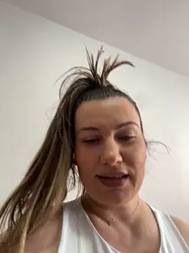 Snapshot of SweetCurvess chatting on March 15, 2026, 12:45 pm SweetCurvess online show from March 15, 2026, 12:45 pm