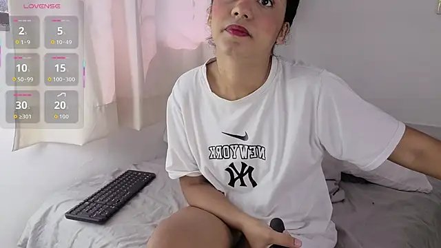 Snapshot of Emma_couper03 chatting on May 4, 2026, 2:20 pm Emma couper03 online show from May 4, 2026, 2:20 pm