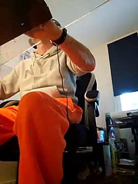 dufatcock online show from April 23, 2026, 6:31 am