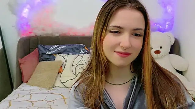 LeenMoonie online show from May 18, 2026, 2:44 pm