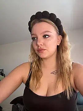 Snapshot of bettyloveu chatting on March 18, 2026, 4:15 am bettyloveu online show from March 18, 2026, 4:15 am