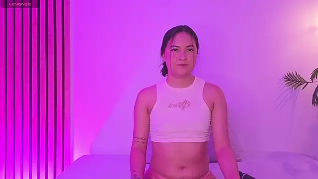 Snapshot of EmmaLopez11 chatting on May 5, 2026, 11:46 am EmmaLopez11 online show from May 5, 2026, 11:46 am