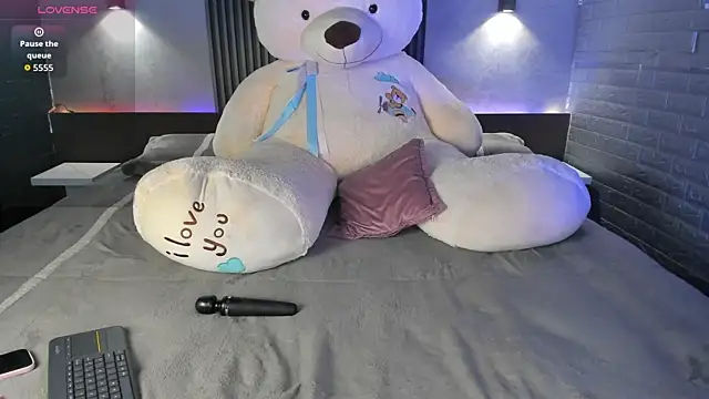 Snapshot of Magic_conny chatting on June 19, 2026, 5:35 am Magic conny online show from June 19, 2026, 5:35 am