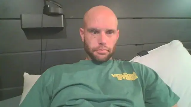 Snapshot of CaptCraker chatting on April 4, 2026, 11:44 pm CaptCraker online show from April 4, 2026, 11:44 pm