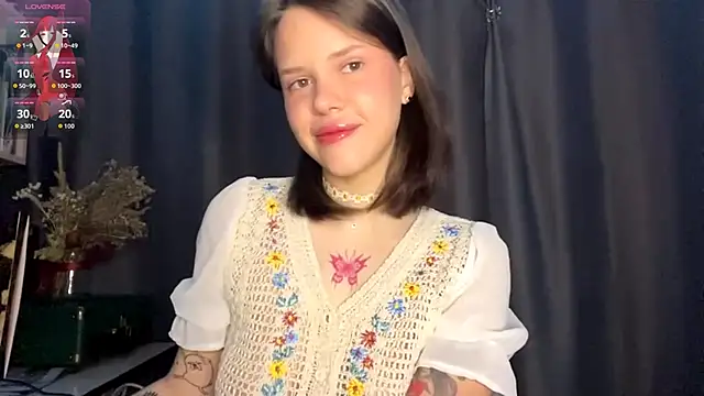 Snapshot of SarahHunnye chatting on March 25, 2026, 12:22 am SarahHunnye online show from March 25, 2026, 12:22 am