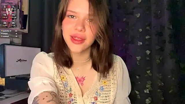 Snapshot of SarahHunnye chatting on April 13, 2026, 12:47 am SarahHunnye online show from April 13, 2026, 12:47 am