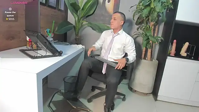 Snapshot of Enzoo98_ chatting on May 1, 2026, 12:04 am Enzoo98 online show from May 1, 2026, 12:04 am