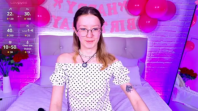 Snapshot of AmelieViolet chatting on May 5, 2026, 9:45 am AmelieViolet online show from May 5, 2026, 9:45 am