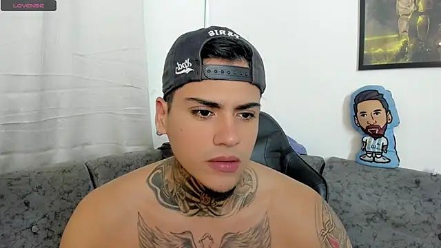 Snapshot of sweetlatinoboy chatting on June 26, 2026, 11:43 pm sweetlatinoboy online show from June 26, 2026, 11:43 pm