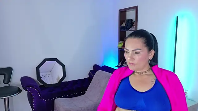 Snapshot of Scarlet_Hiit chatting on July 9, 2026, 4:24 am Scarlet Hiit online show from July 9, 2026, 4:24 am