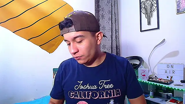 Snapshot of Max_Parkerr chatting on March 22, 2026, 3:35 pm Max Parkerr online show from March 22, 2026, 3:35 pm