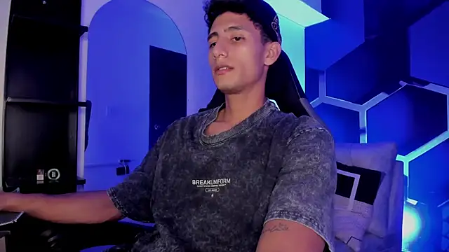 MaxiimoRomano  online show from August 5, 2026, 7:19 pm