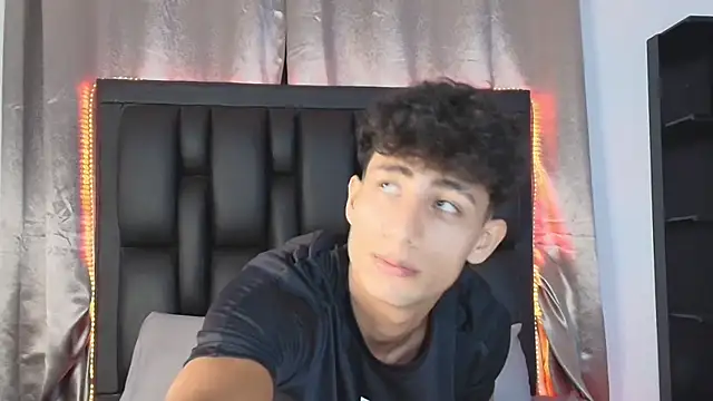 Snapshot of MaxiimoRomano_ chatting on June 16, 2026, 4:40 pm MaxiimoRomano online show from June 16, 2026, 4:40 pm