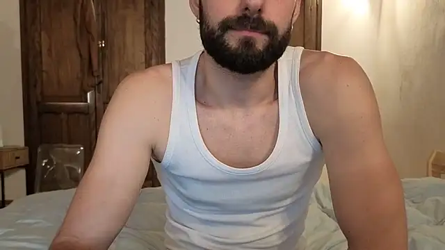 AmicisegretiITA online show from May 3, 2026, 9:47 am