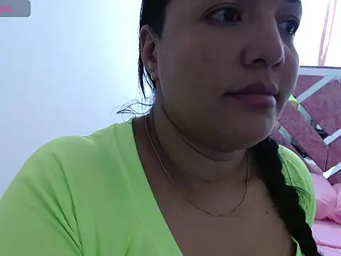 Snapshot of zaryross chatting on April 20, 2026, 9:27 pm zaryross online show from April 20, 2026, 9:27 pm