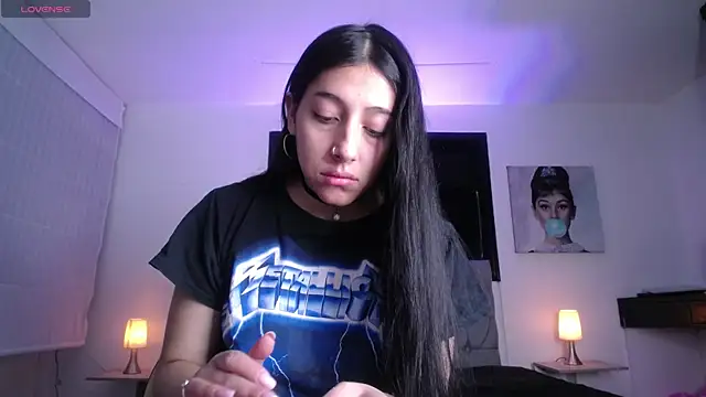 Melannyy V online show from May 18, 2026, 1:05 pm