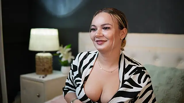Snapshot of DaliaParis chatting on June 12, 2026, 8:17 pm DaliaParis online show from June 12, 2026, 8:17 pm