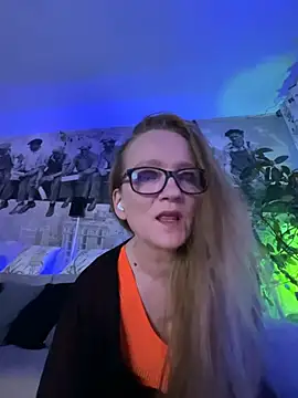 LizzieZ1975 online show from May 23, 2026, 8:30 pm