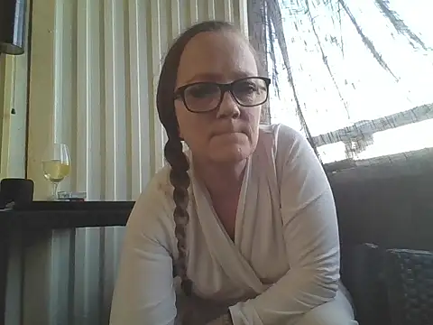 LizzieZ1975 online show from May 4, 2026, 6:33 pm