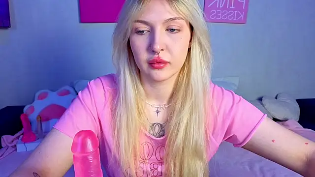 Snapshot of BlondieSummer chatting on May 17, 2026, 9:09 am BlondieSummer online show from May 17, 2026, 9:09 am