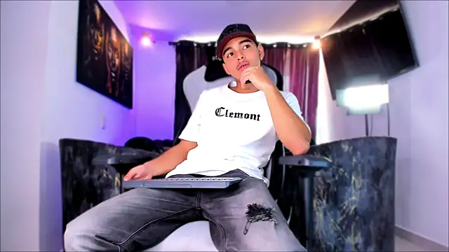 Snapshot of victor_ospina chatting on March 19, 2026, 3:23 pm victor ospina online show from March 19, 2026, 3:23 pm