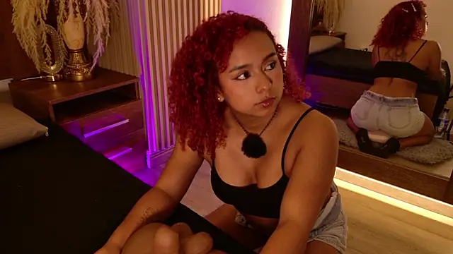 Snapshot of lara_curly chatting on June 1, 2026, 10:04 am lara curly online show from June 1, 2026, 10:04 am