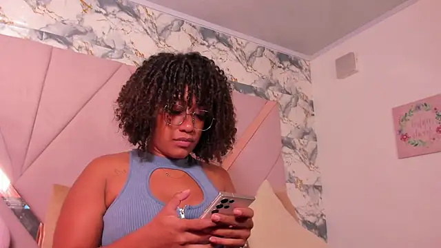 Snapshot of mia_rouxx1 chatting on August 5, 2026, 6:51 am mia rouxx1 online show from August 5, 2026, 6:51 am