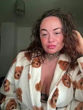 PrettyLittleCee online show from March 27, 2026, 8:01 am