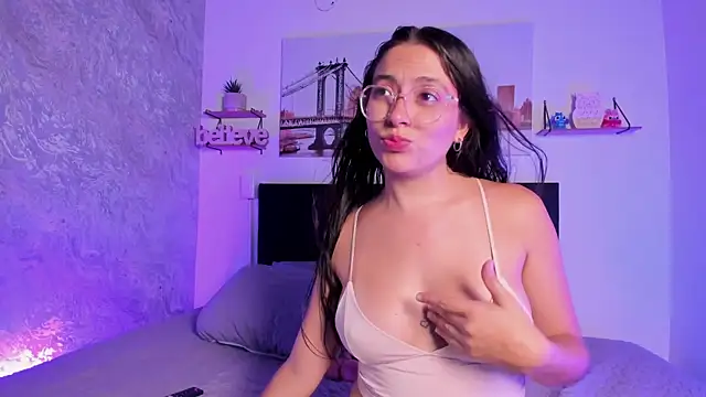 SofiaLujan  online show from April 28, 2026, 11:20 pm