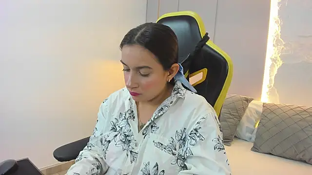 Snapshot of kira_relish chatting on April 6, 2026, 11:33 am kira relish online show from April 6, 2026, 11:33 am