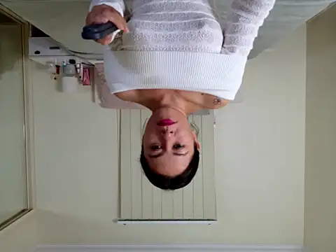 AnyraVelvet online show from April 19, 2026, 8:33 pm