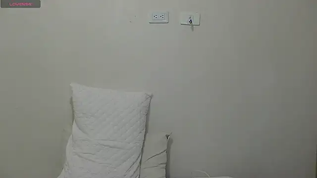 Snapshot of zyra_vex chatting on June 11, 2026, 12:32 am zyra vex online show from June 11, 2026, 12:32 am