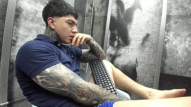 Snapshot of Gury_tattoo chatting on June 12, 2026, 11:35 pm Gury tattoo online show from June 12, 2026, 11:35 pm