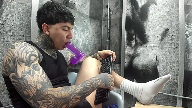 Snapshot of Gury_tattoo chatting on May 27, 2026, 7:10 pm Gury tattoo online show from May 27, 2026, 7:10 pm