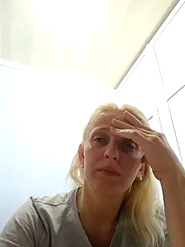 Snapshot of MiaLove183 chatting on July 20, 2026, 1:35 pm MiaLove183 online show from July 20, 2026, 1:35 pm